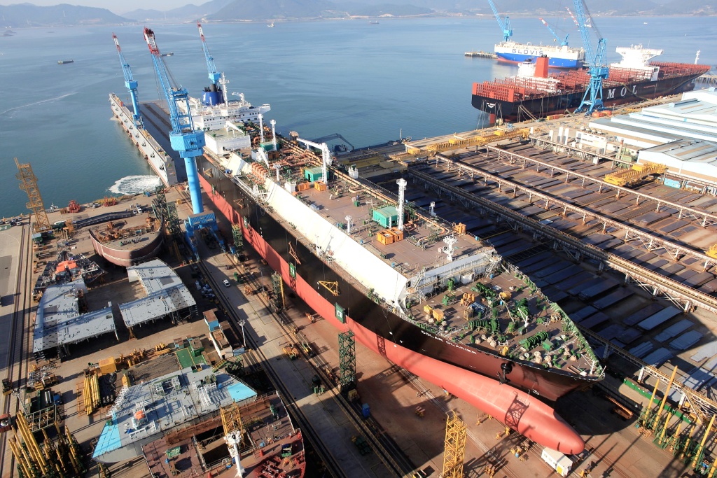 Место постройки судов 6 букв. Верфи Hyundai Heavy industries. Daewoo Shipbuilding Южная Корея. Судостроительная верфь Hyundai. Hyundai Heavy industries Южная Корея.